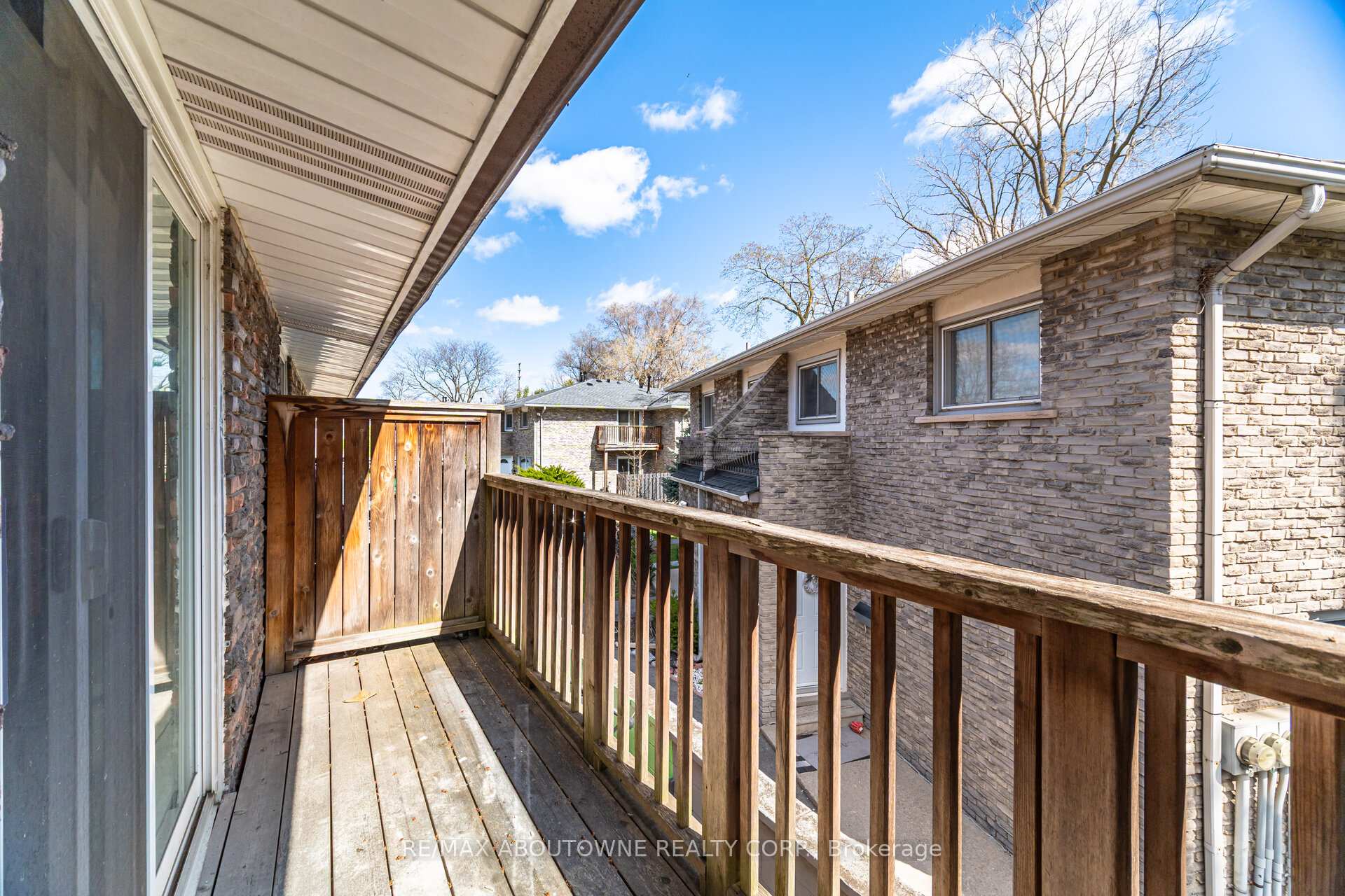 3 Bedrooms Condo at 961 Francis,  Burlington For sale