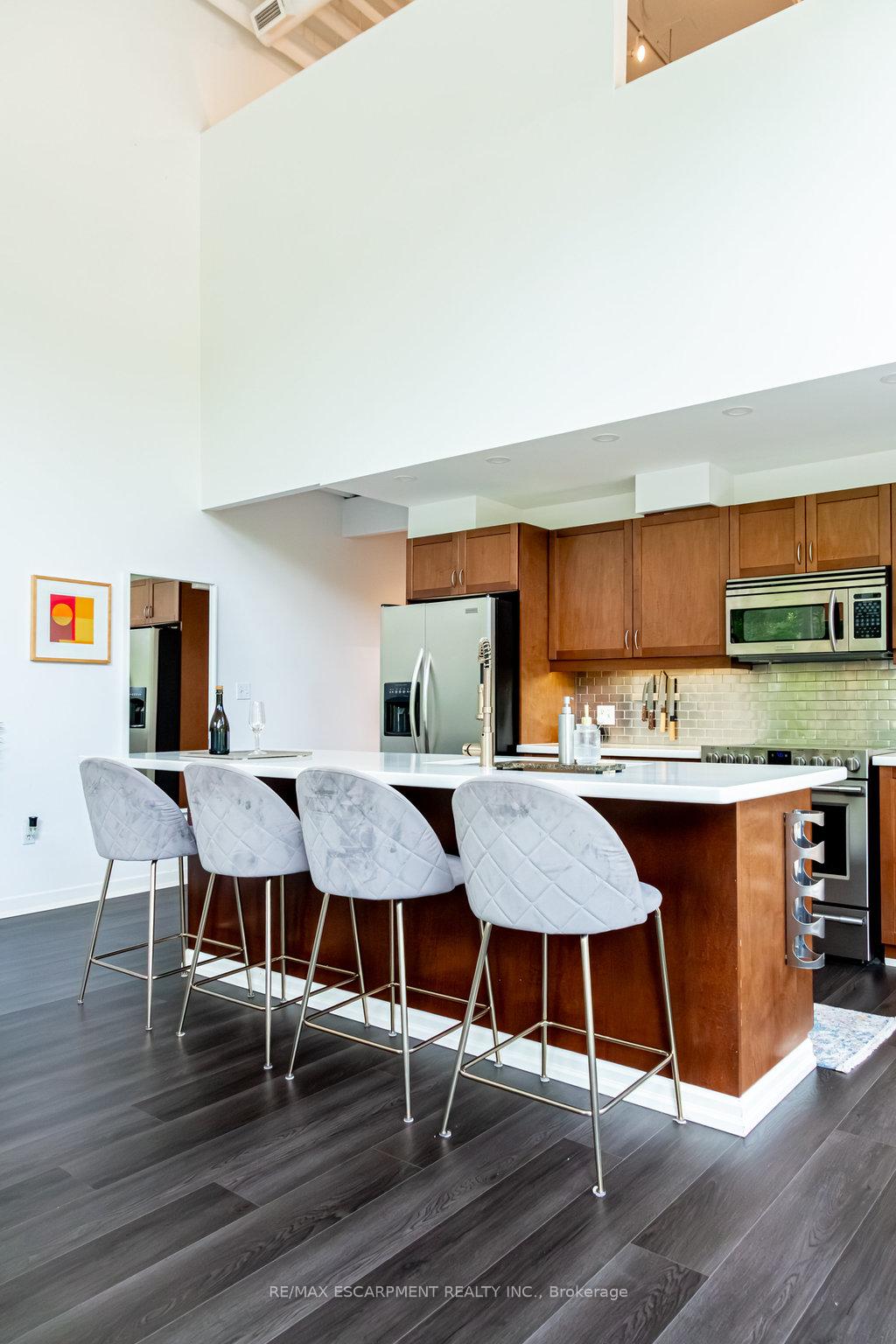 2 Bedrooms Condo at 66 Bay, Hamilton For sale