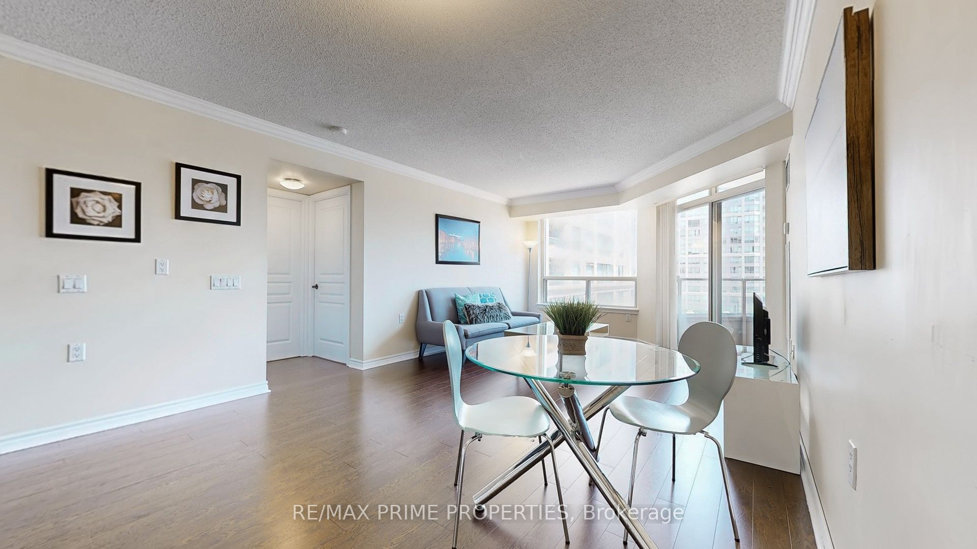 9015 Leslie Street, #301