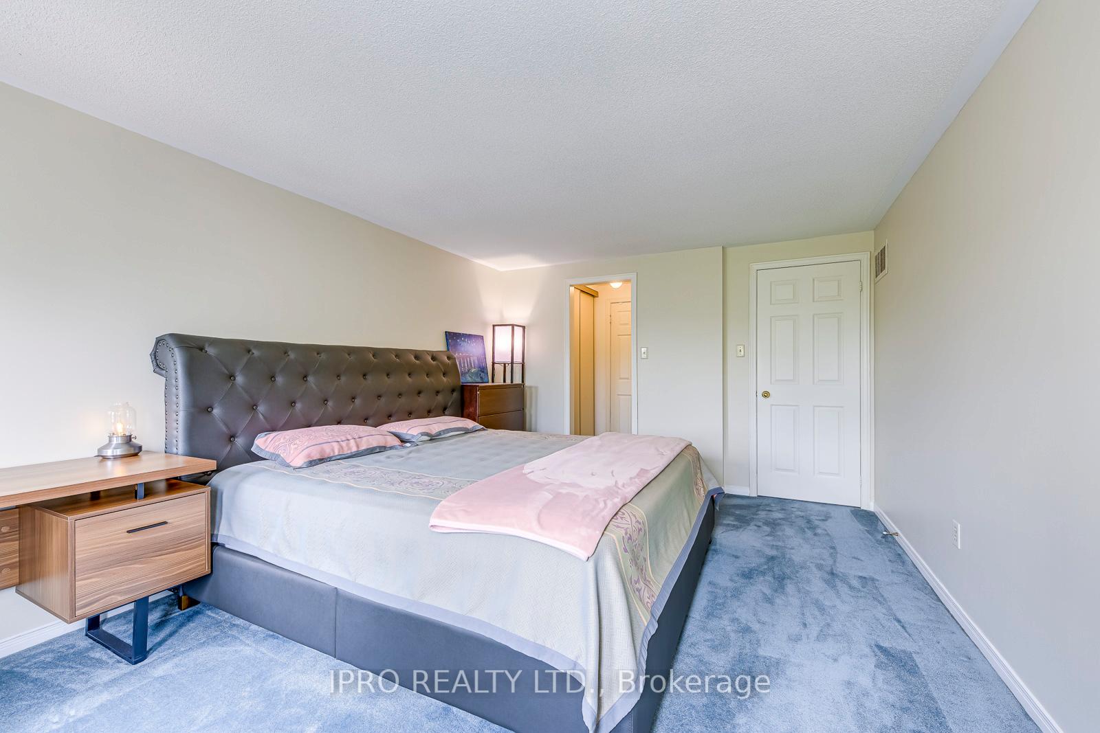3 Bedrooms Condo at 2051 MERCHANTS, Oakville For sale