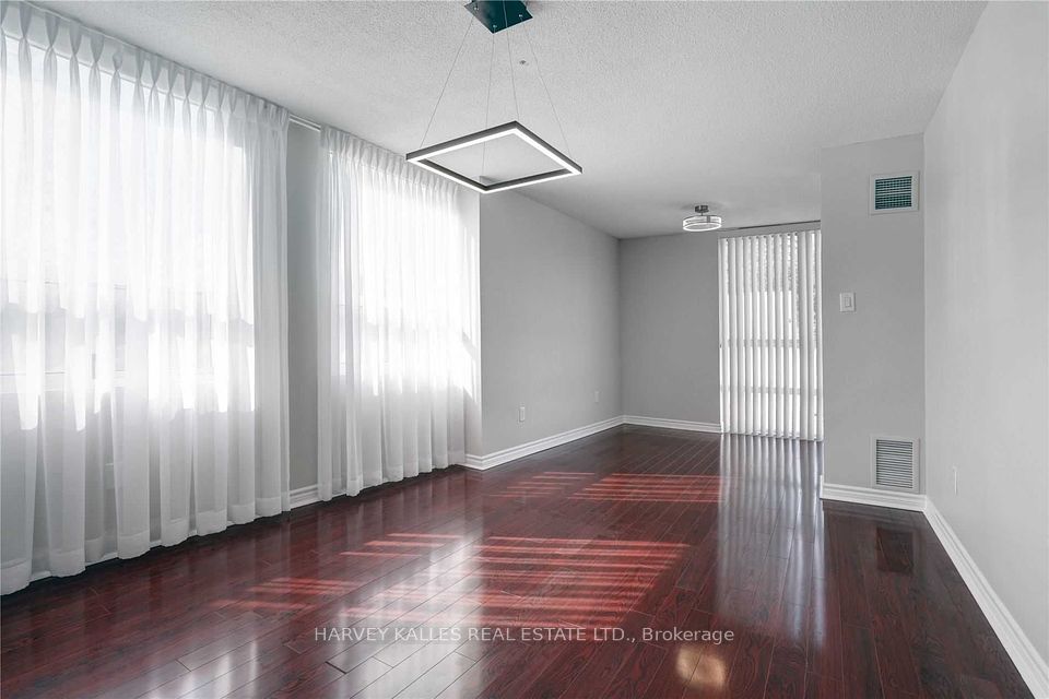 3650 Kaneff Crescent 207