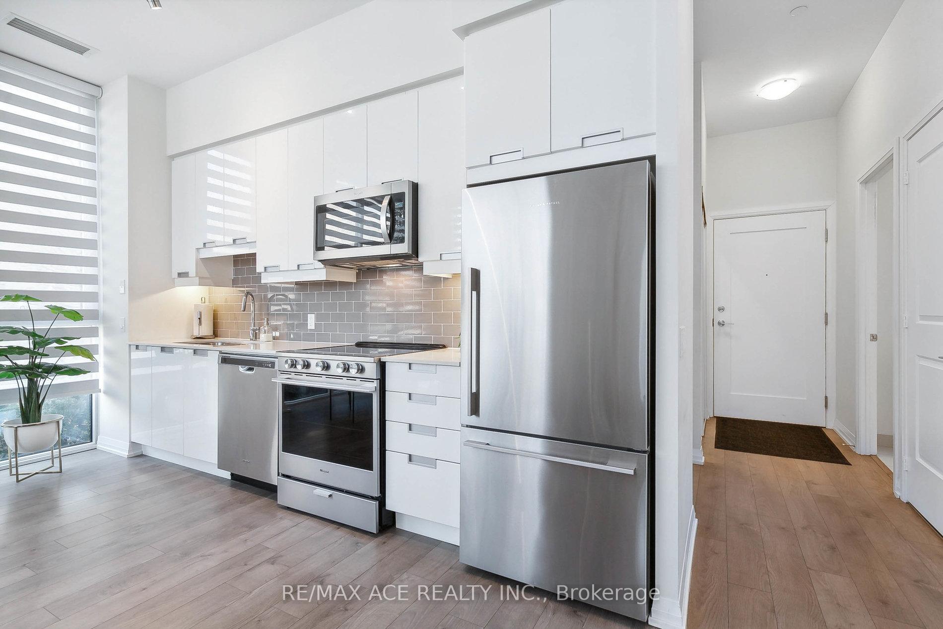 2 Bedrooms Condo at 65 Watergarden, Mississauga For sale