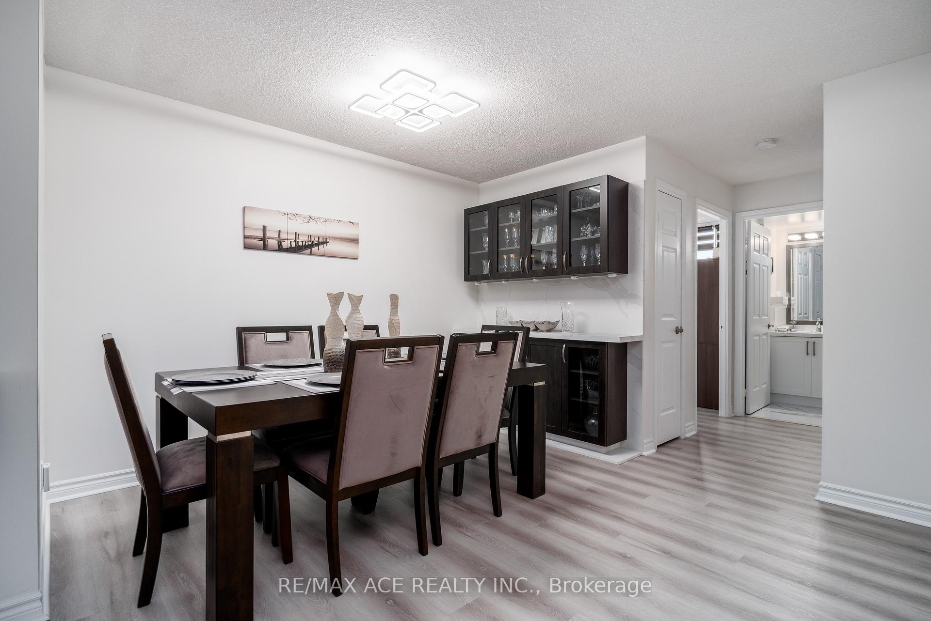3 Bedrooms Condo at 61 Town Centre, Toronto For sale