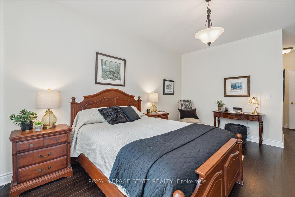 2 Bedrooms Condo at 442 Maple, Burlington For sale