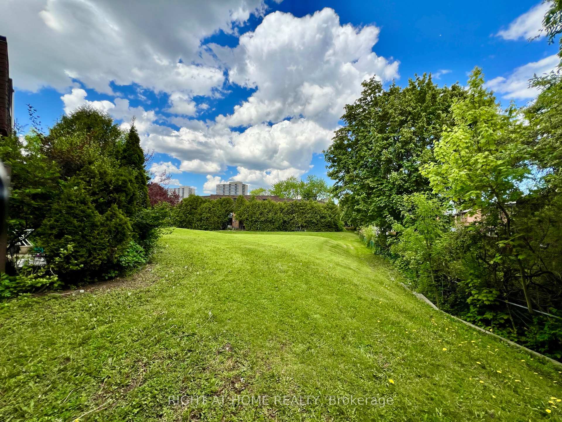 4 Bedrooms Condo at 286 Sprucewood, Toronto For sale