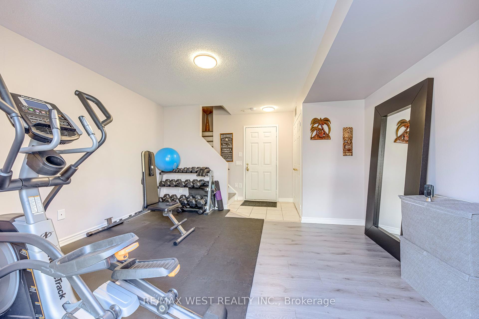 3 Bedrooms Condo at 50 Strathaven, Mississauga For sale