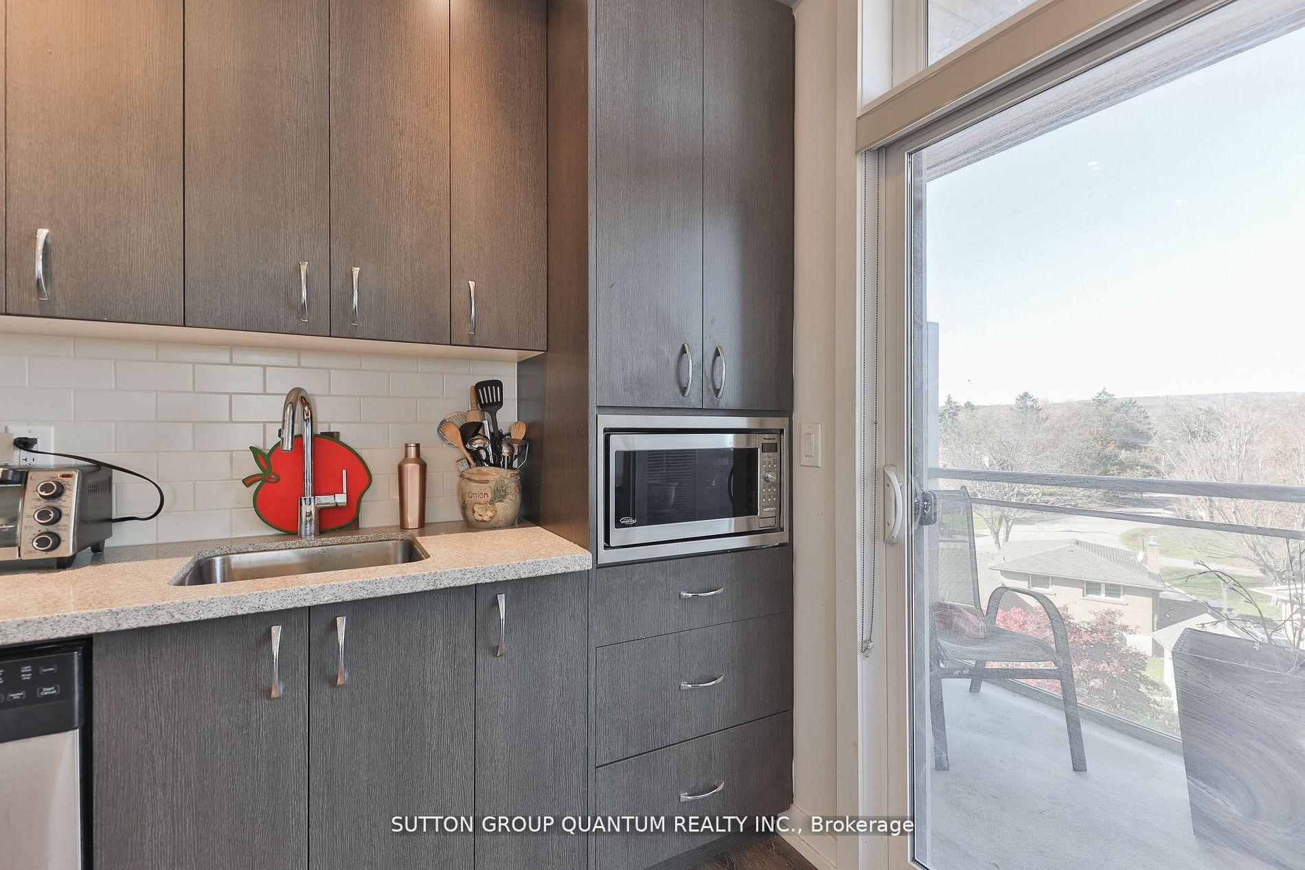 2 Bedrooms Condo at 457 Plains, Burlington For sale