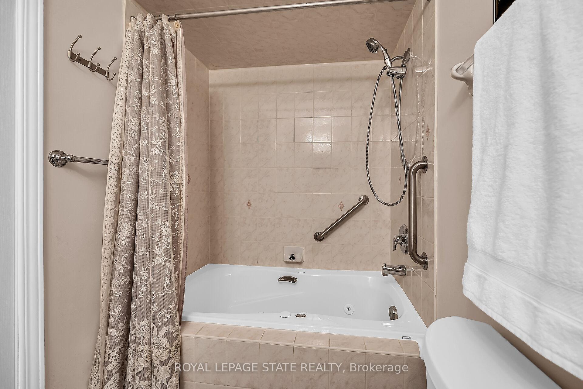 3 Bedrooms Condo at 212 Stonehenge,  Hamilton For sale