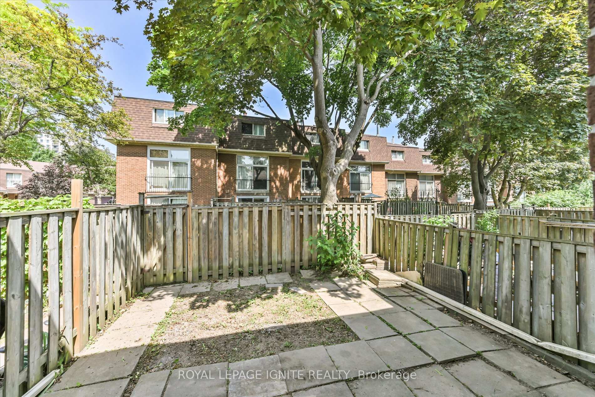 5 Bedrooms Condo at 40 Dundalk, Toronto For sale