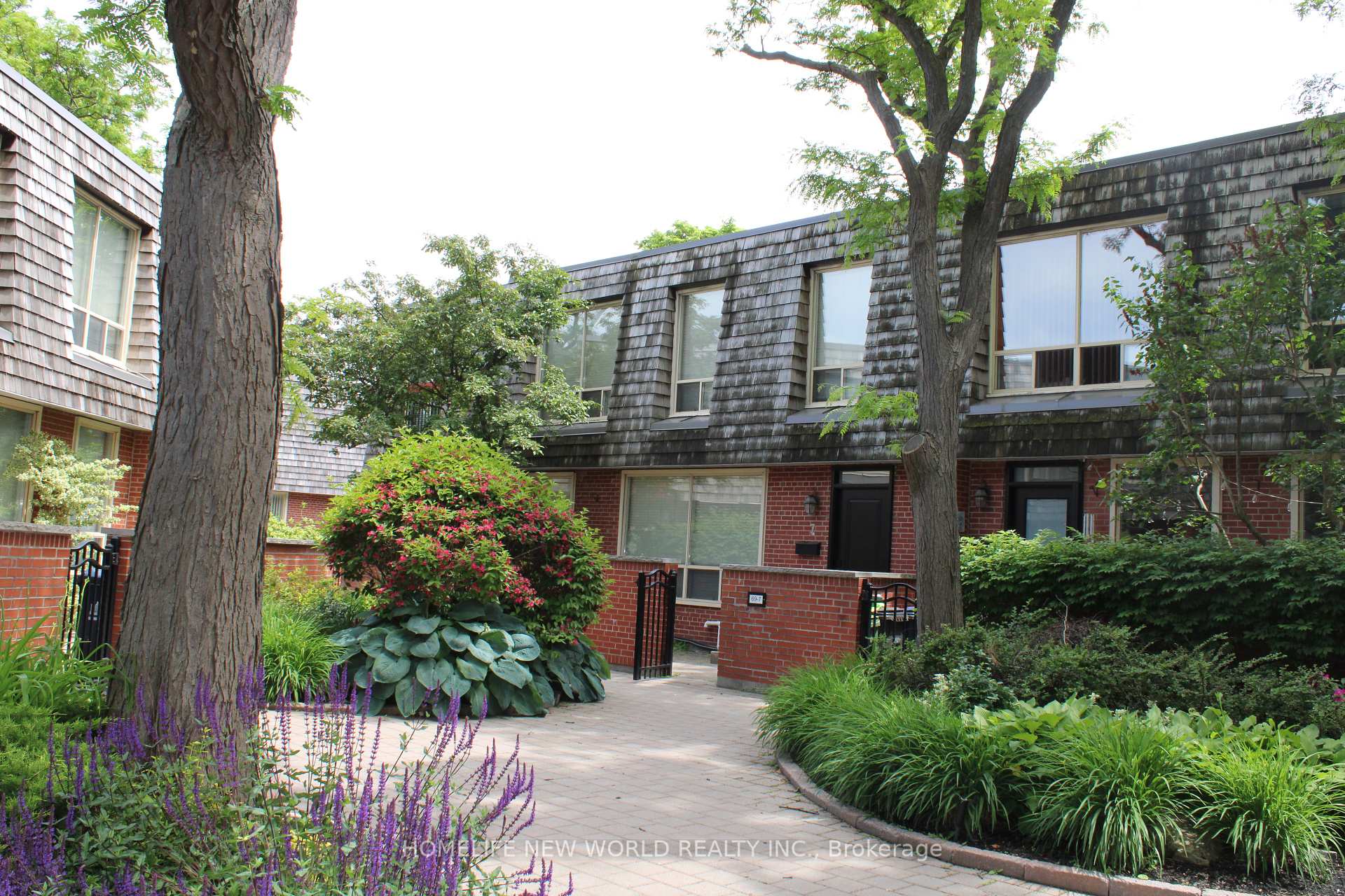 3 Bedrooms Condo at 69 Upper Canada, Toronto For sale