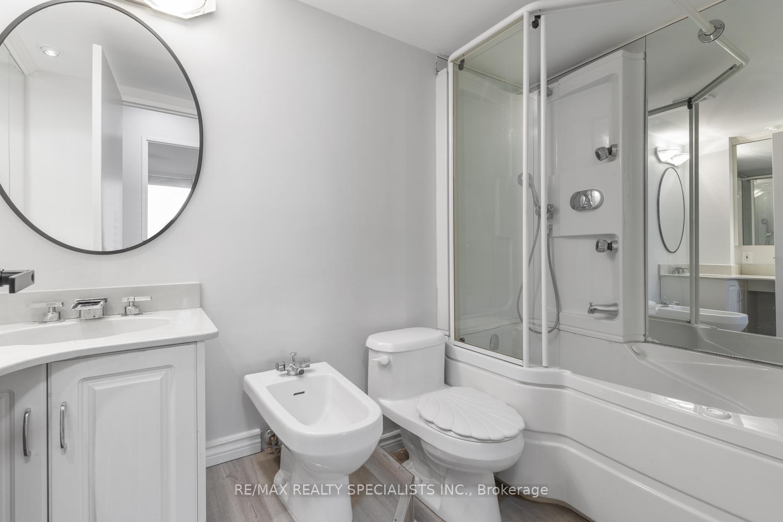 2 Bedrooms Condo at 2929 Aquitaine, Mississauga For sale