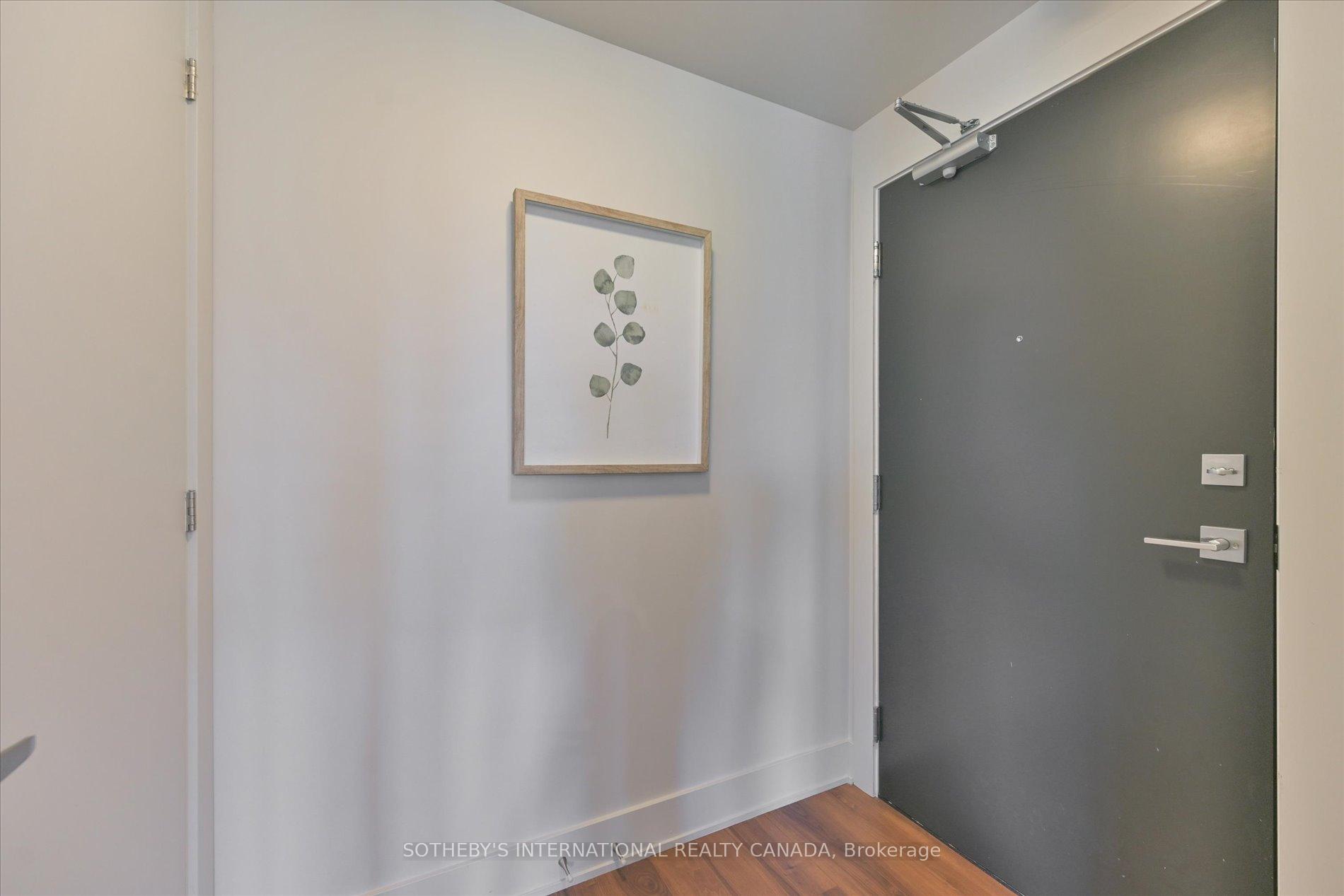 2 Bedrooms Condo at 5260 Dundas, Burlington For sale