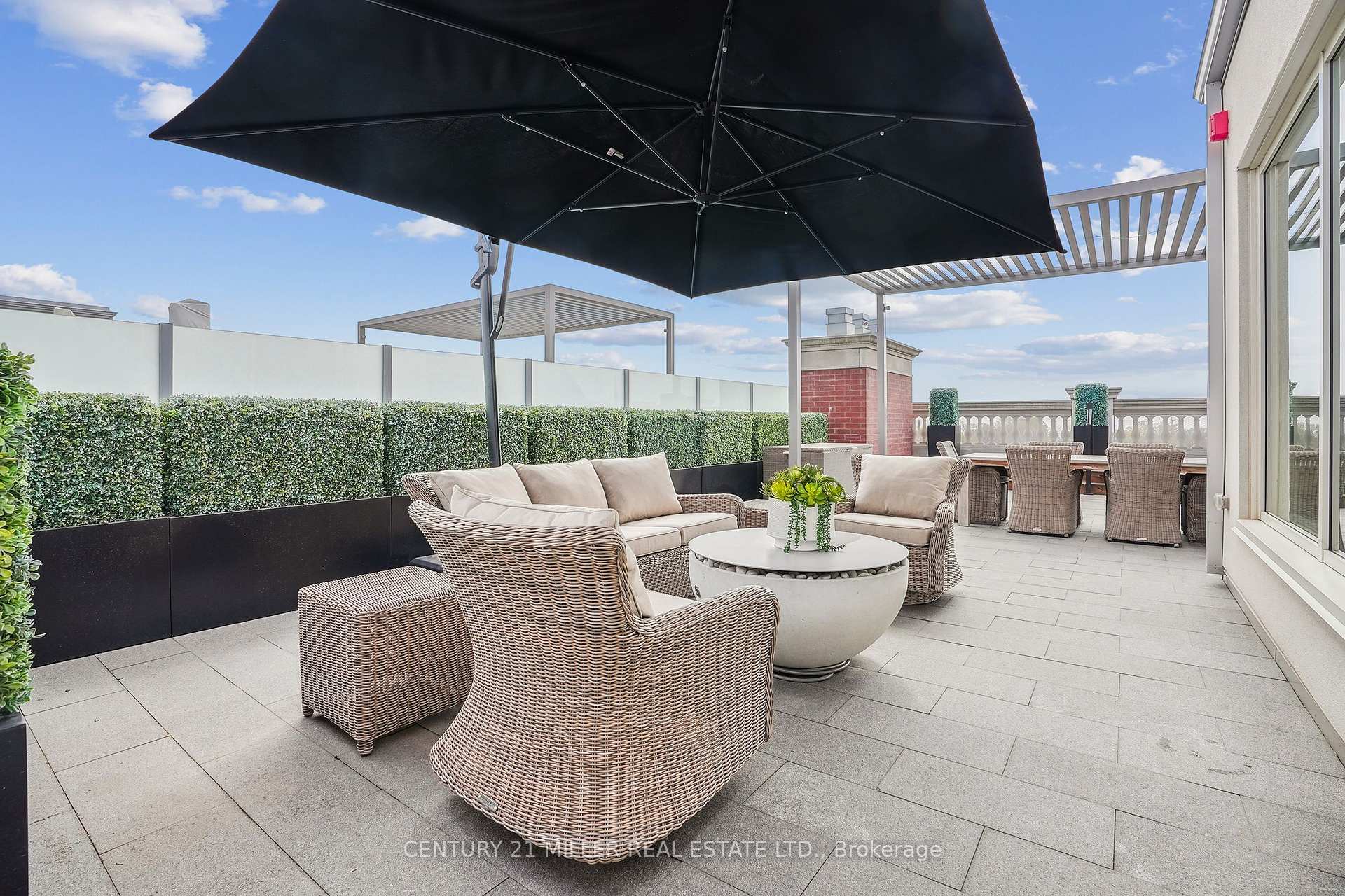 2 Bedrooms Condo at 300 Randall, Oakville For sale
