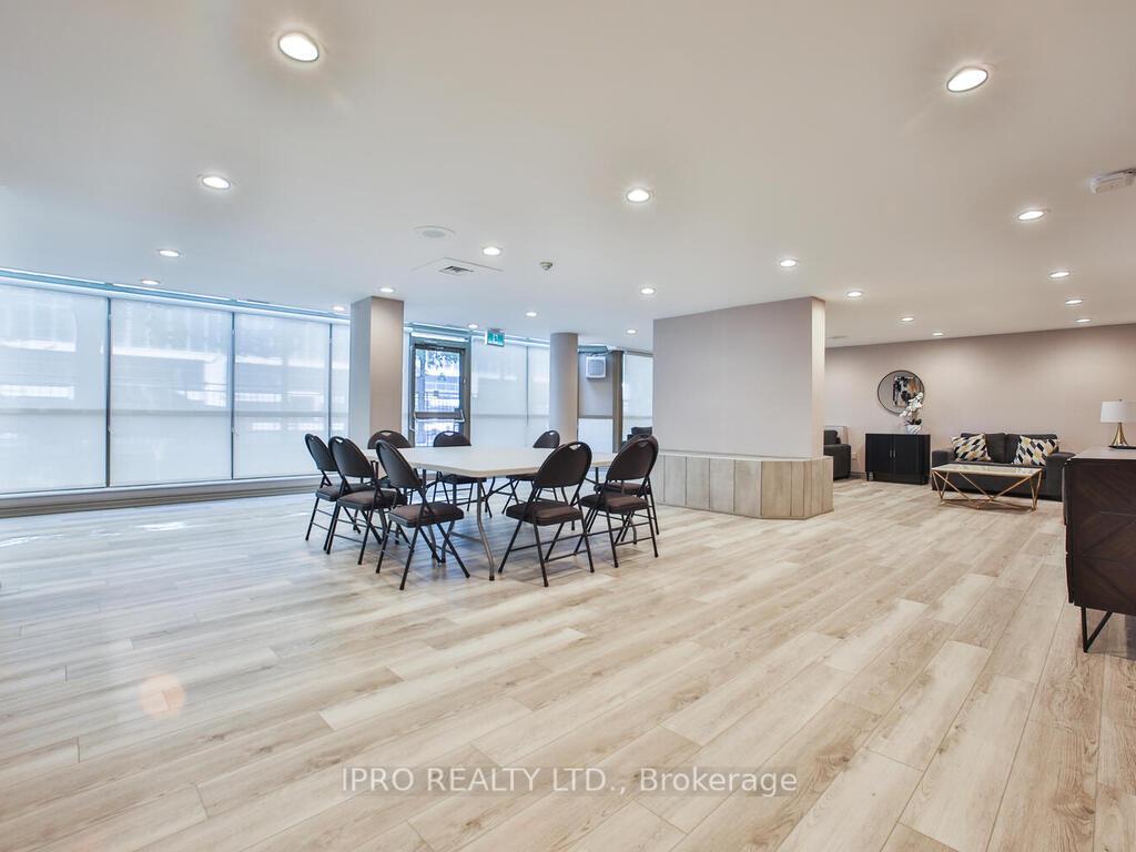 3 Bedrooms Condo at 330 Rathburn, Mississauga For sale