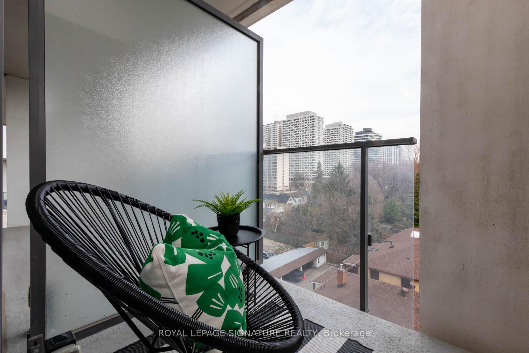 2 Bedrooms Condo at 8 Hillsdale, Toronto For sale