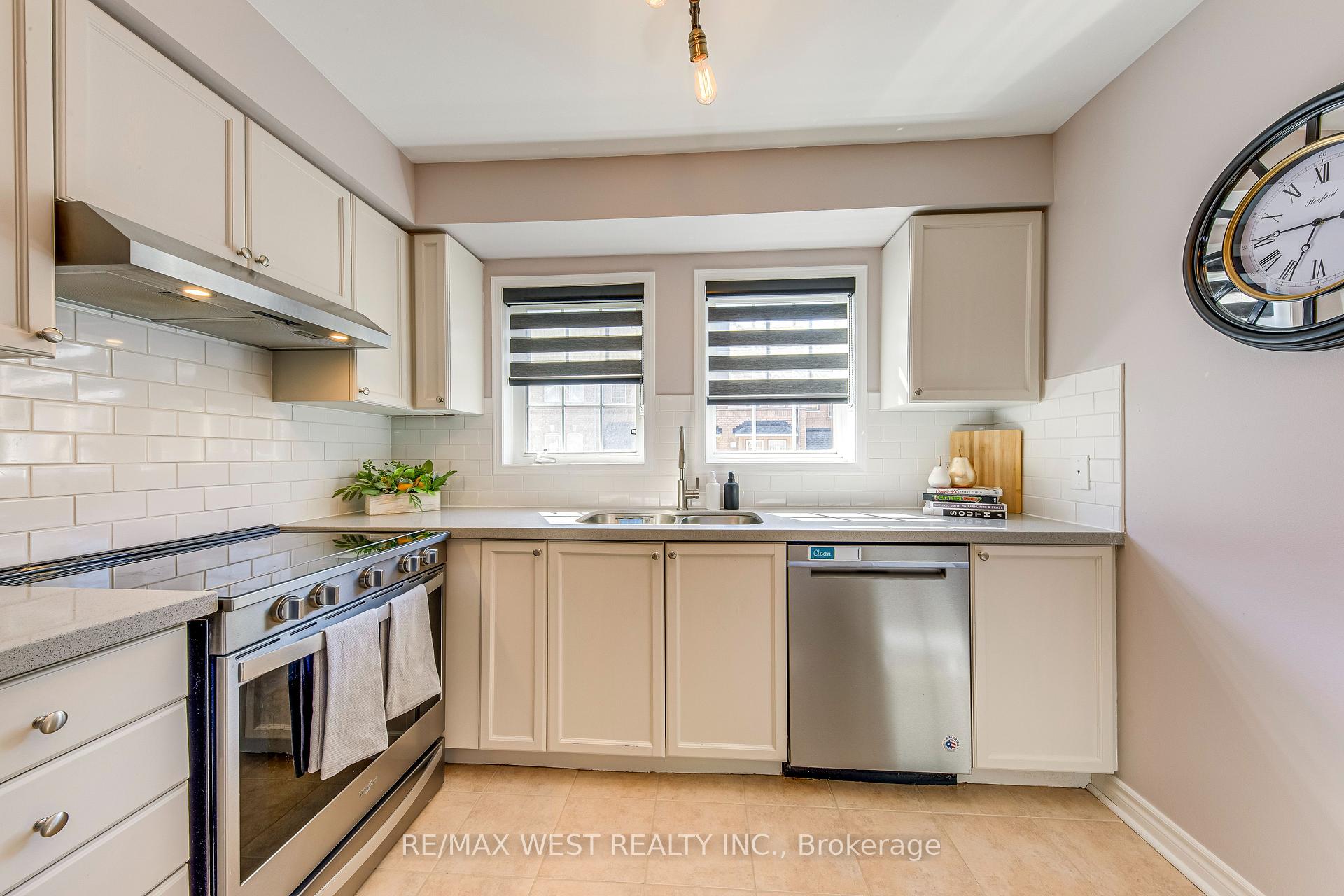3 Bedrooms Condo at 50 Strathaven, Mississauga For sale