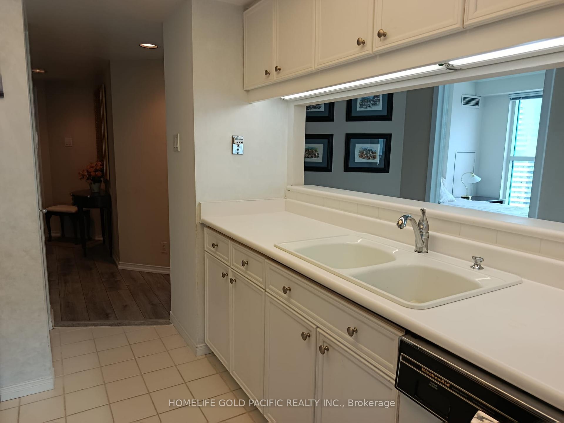 2 Bedrooms Condo at 77 Harbour, Toronto For sale