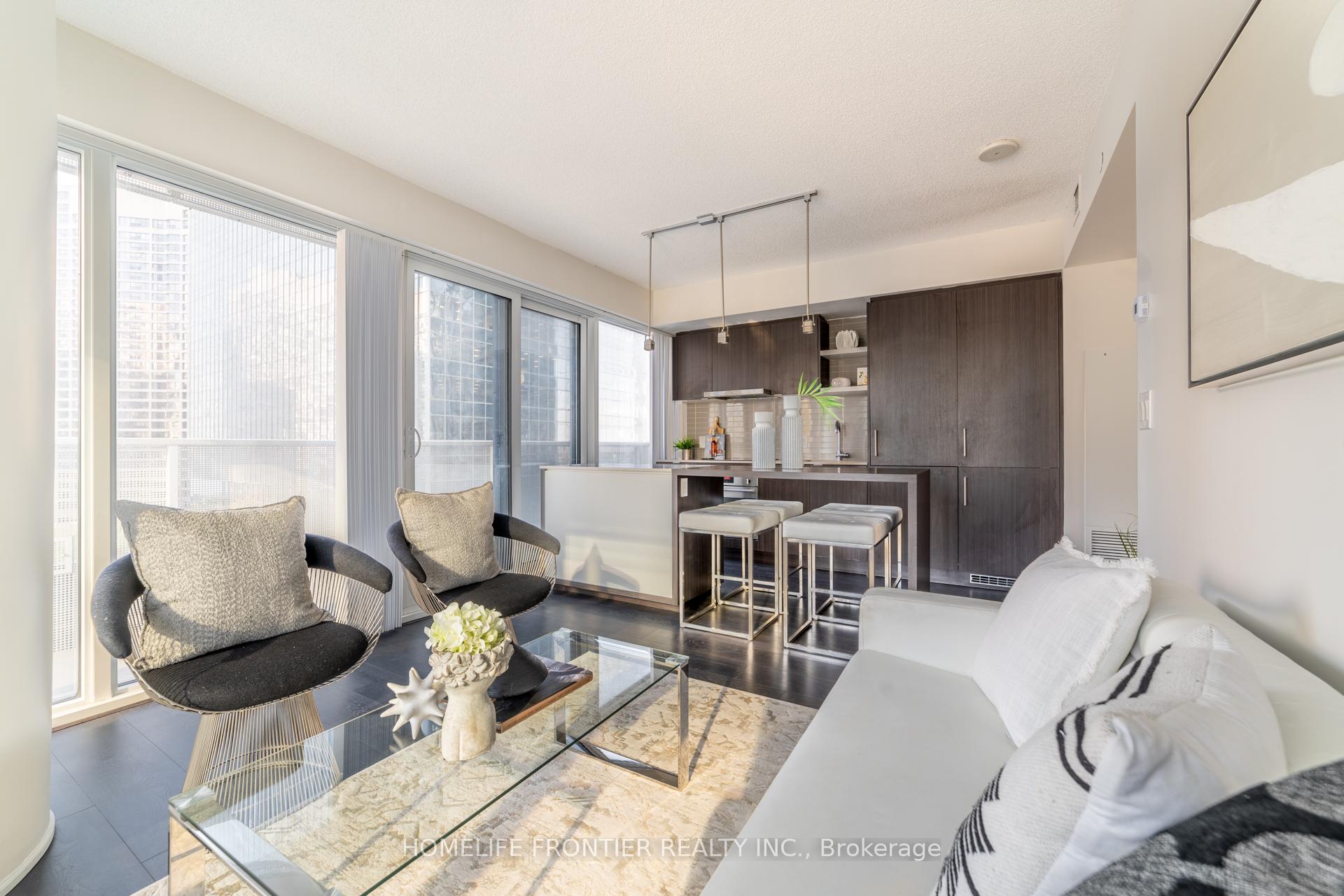 2 Bedrooms Condo at 88 Harbour, Toronto For sale