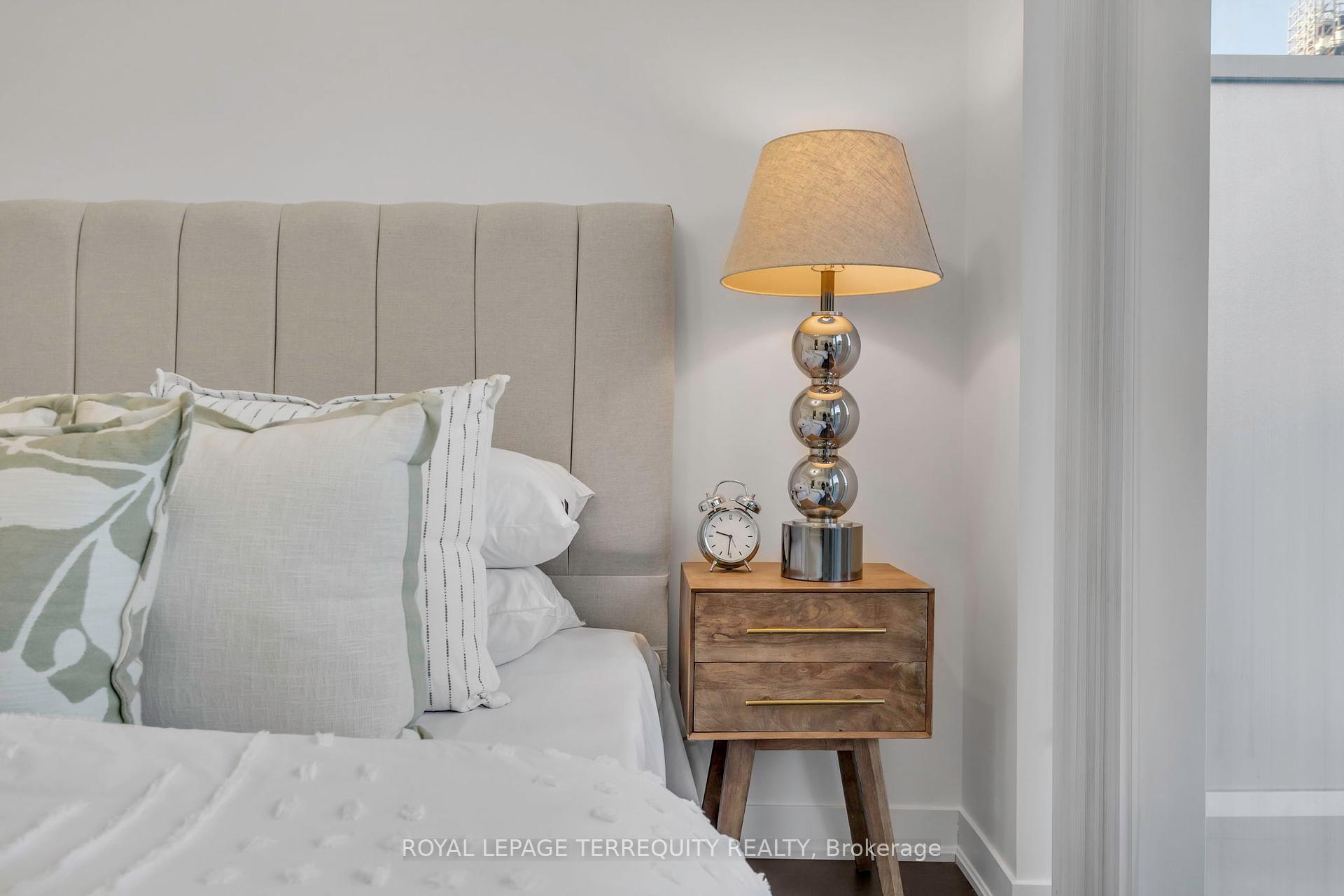 1 Bedroom Condo at 88 Harbour, Toronto For sale