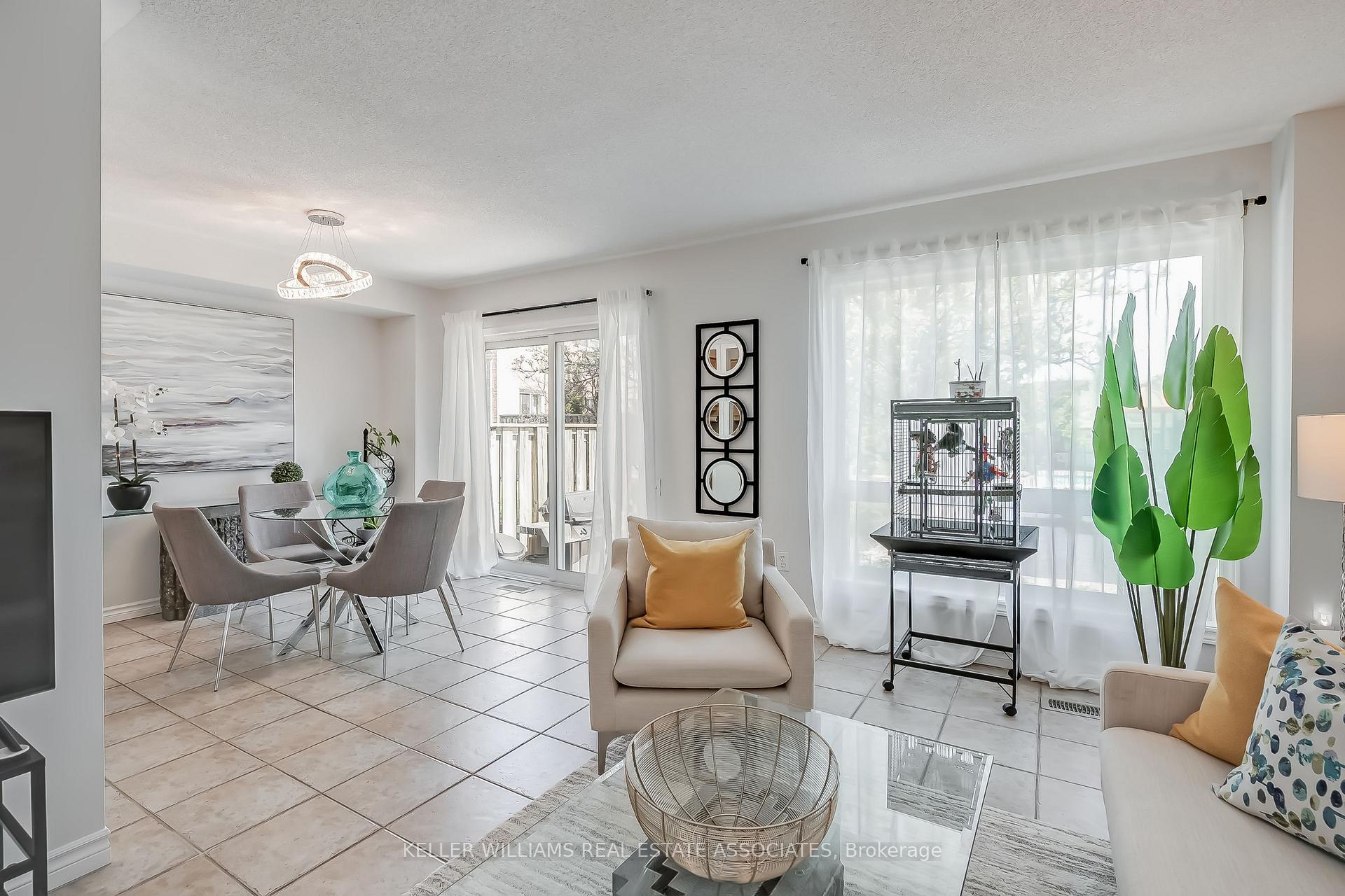 4 Bedrooms Condo at 5305 Glen Erin, Mississauga For sale