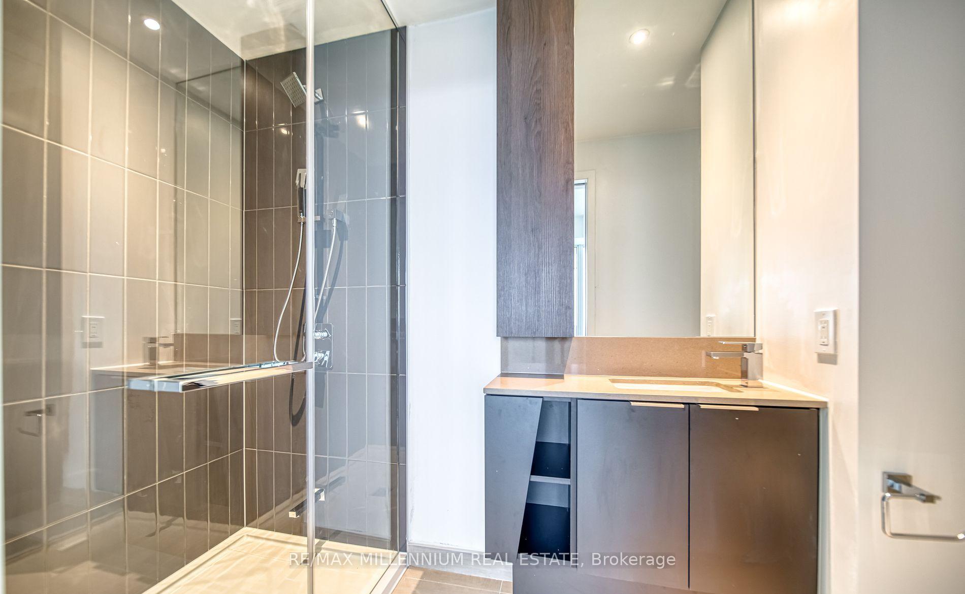 2 Bedrooms Condo at 3900 Confederation, Mississauga For sale