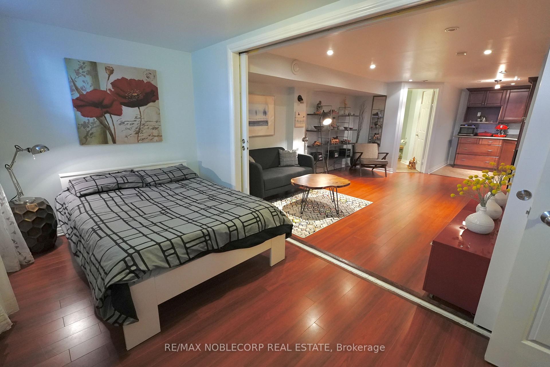 4 Bedrooms Condo at 17 Overlea, Toronto For sale