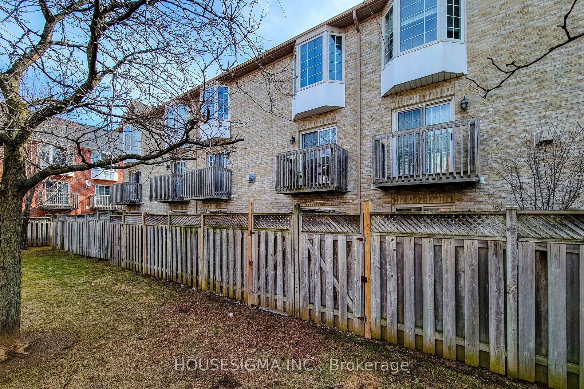 2 Bedrooms Condo at 3480 Upper Middle, Burlington For sale