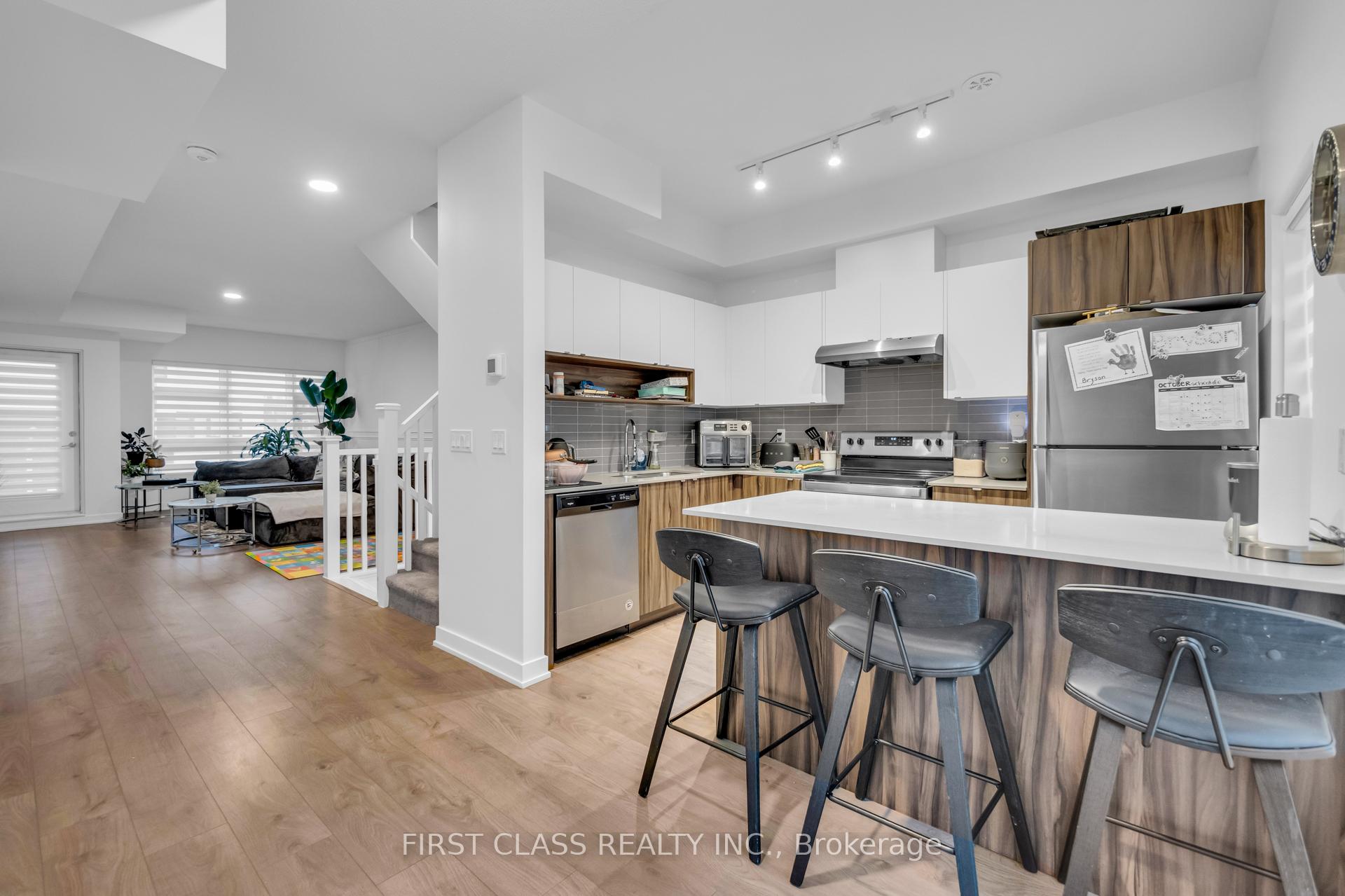 3 Bedrooms Condo at 1121 Cooke, Burlington For sale