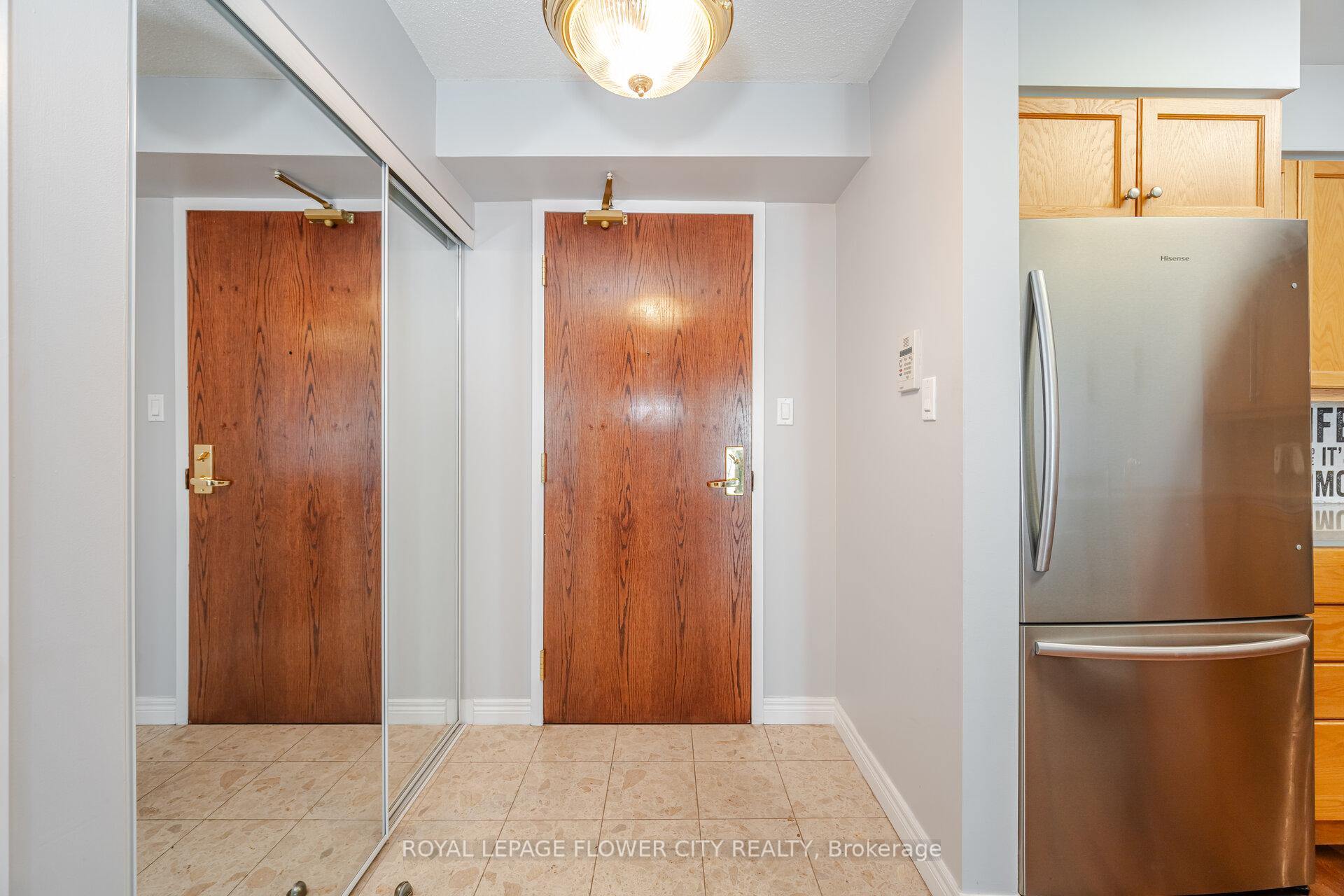 2 Bedrooms Condo at 156 Enfield, Mississauga For sale