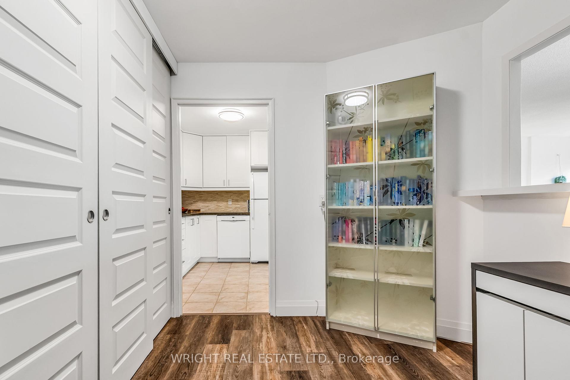 3 Bedrooms Condo at 1580 Mississauga Valley,  Mississauga For sale