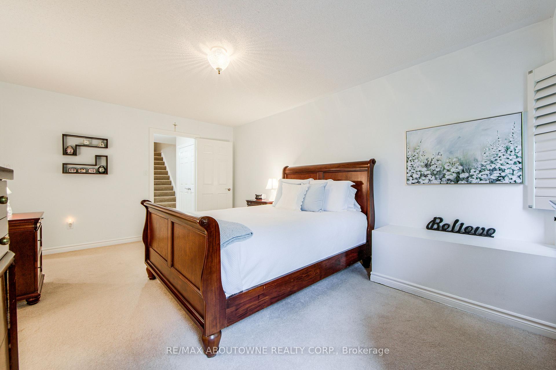 4 Bedrooms Condo at 300 Ravineview, Oakville For sale