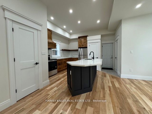 16 Hillcrest Street W