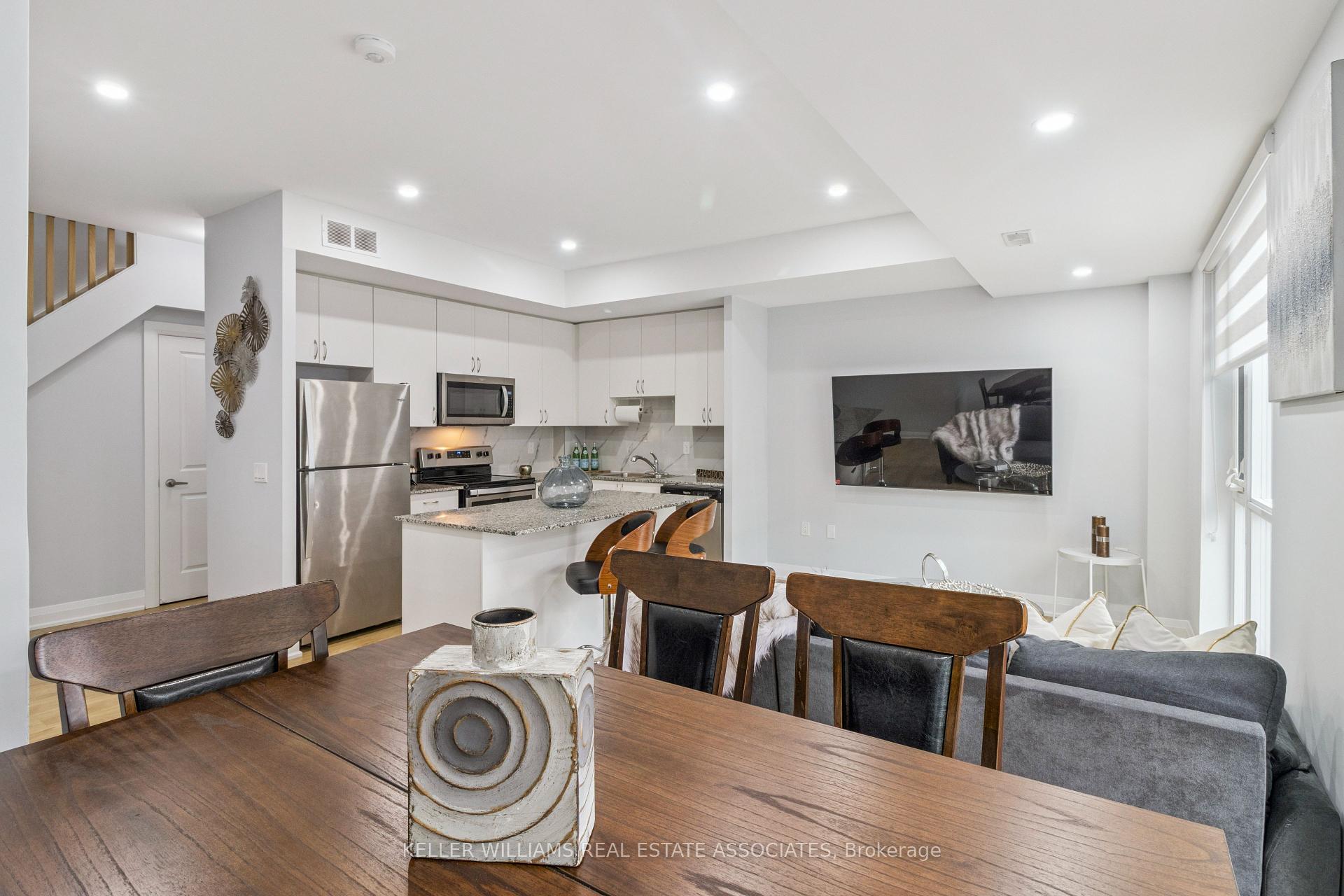 2 Bedrooms Condo at 5289 Highway 7, Vaughan For sale