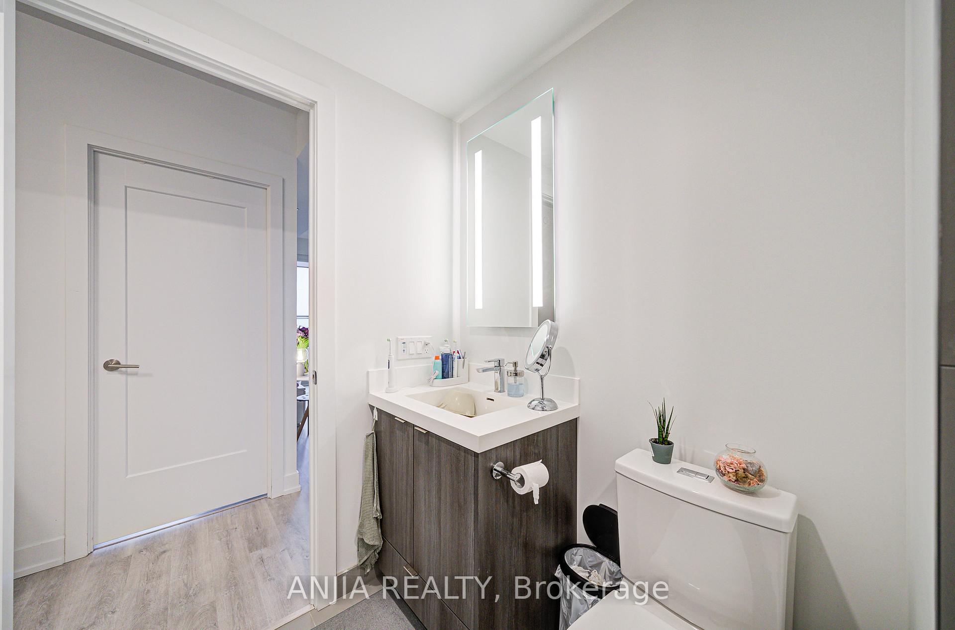2 Bedrooms Condo at 30 Inn On The Park, Toronto For sale