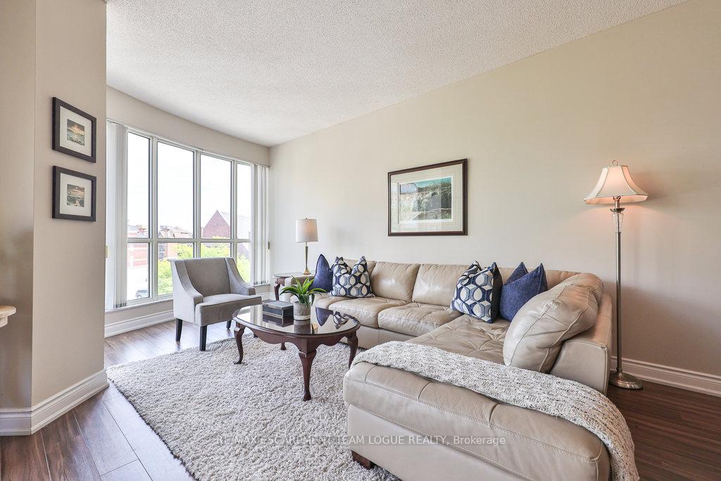 2 Bedrooms Condo at 2511 Lakeshore, Oakville For sale