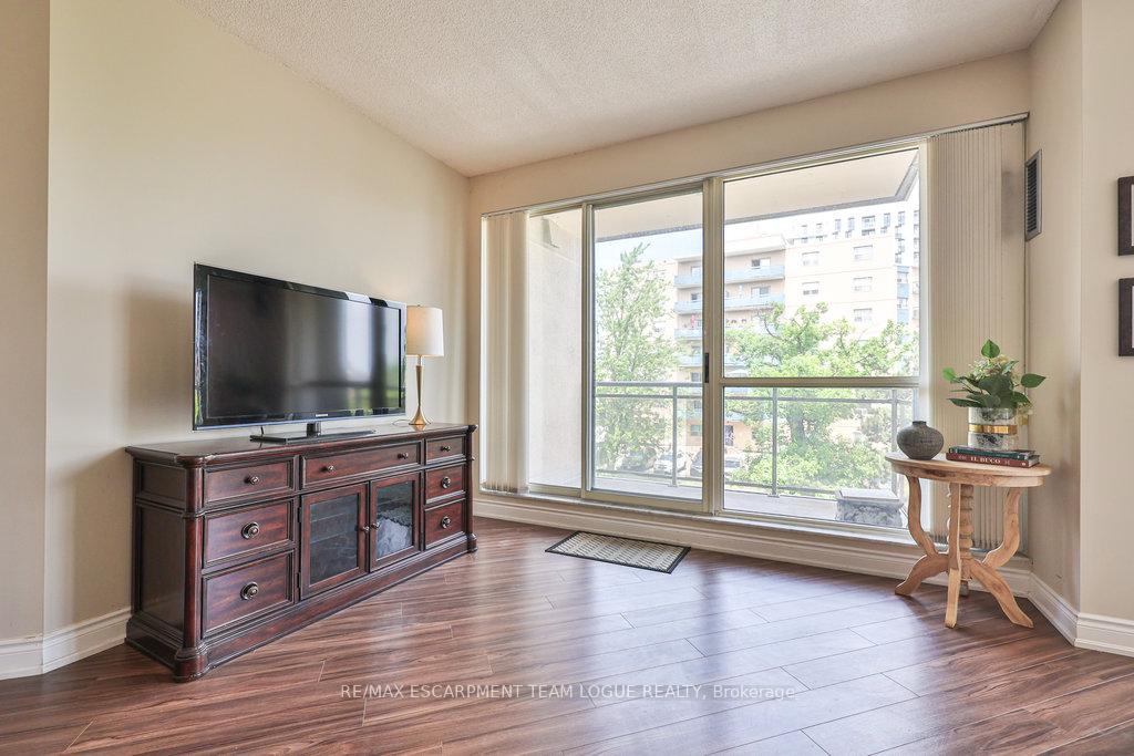 2 Bedrooms Condo at 2511 Lakeshore, Oakville For sale