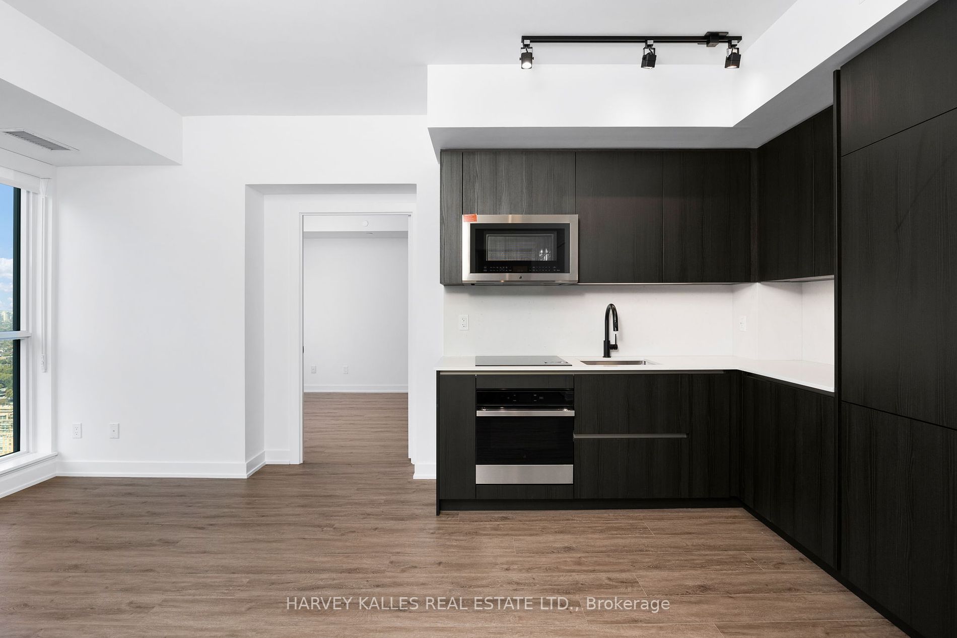 327 King Street W 4504