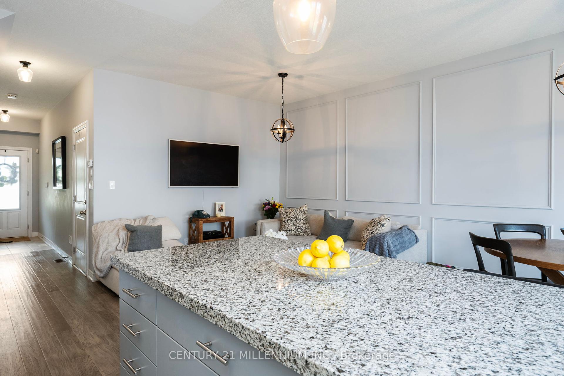 3 Bedrooms Condo at 19 Arietta, Hamilton For sale