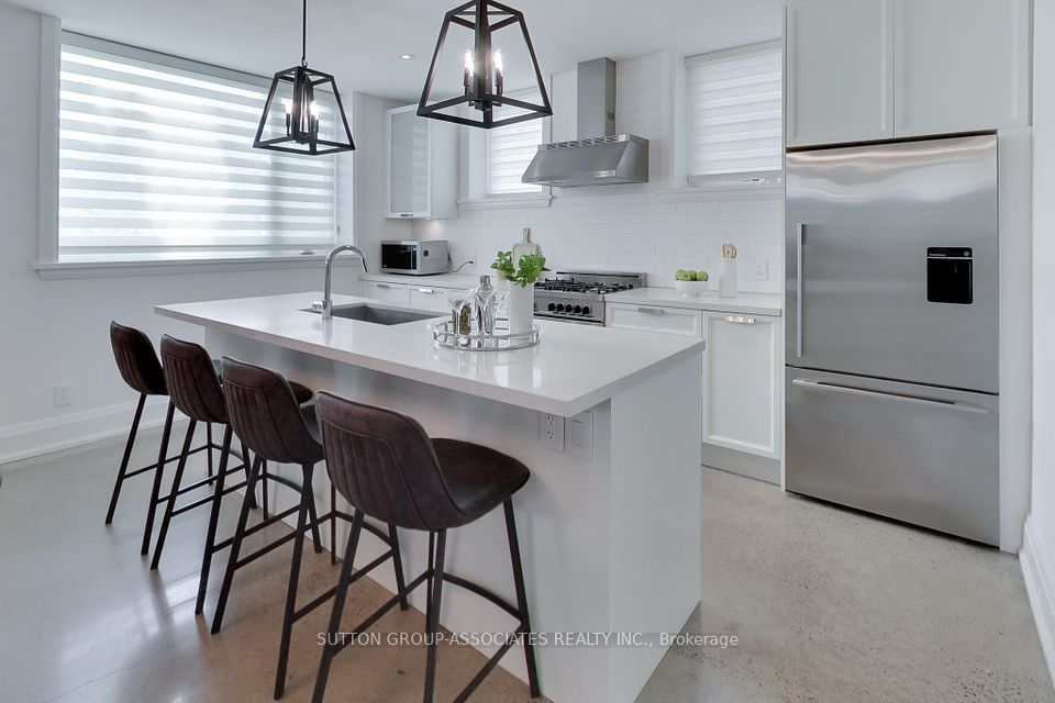 1733 Bathurst