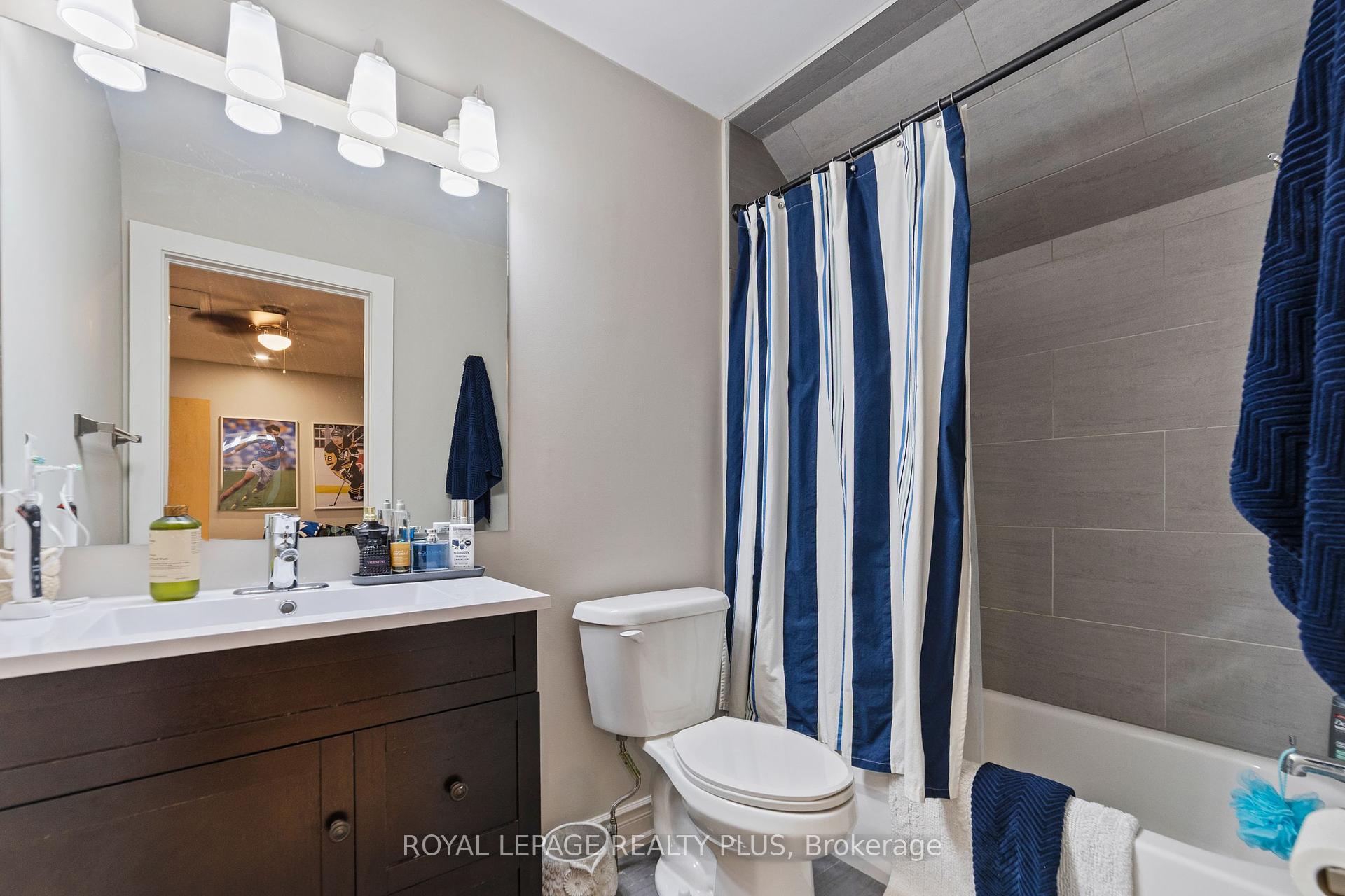 3 Bedrooms Condo at 928 Queen, Mississauga For sale