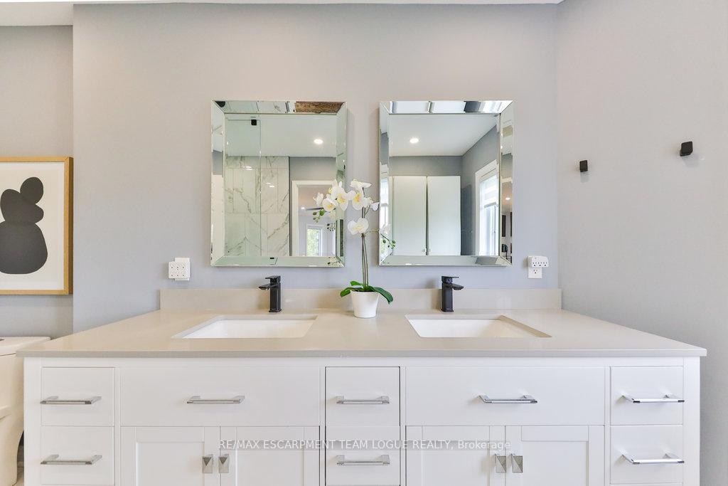 4 Bedrooms Condo at 2145 Country Club, Burlington For sale