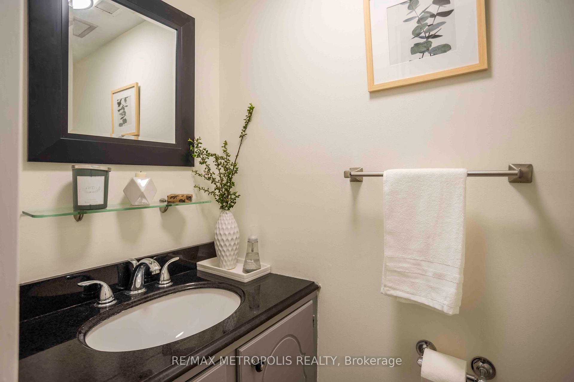 3 Bedrooms Condo at 11 Harrisford, Hamilton For sale