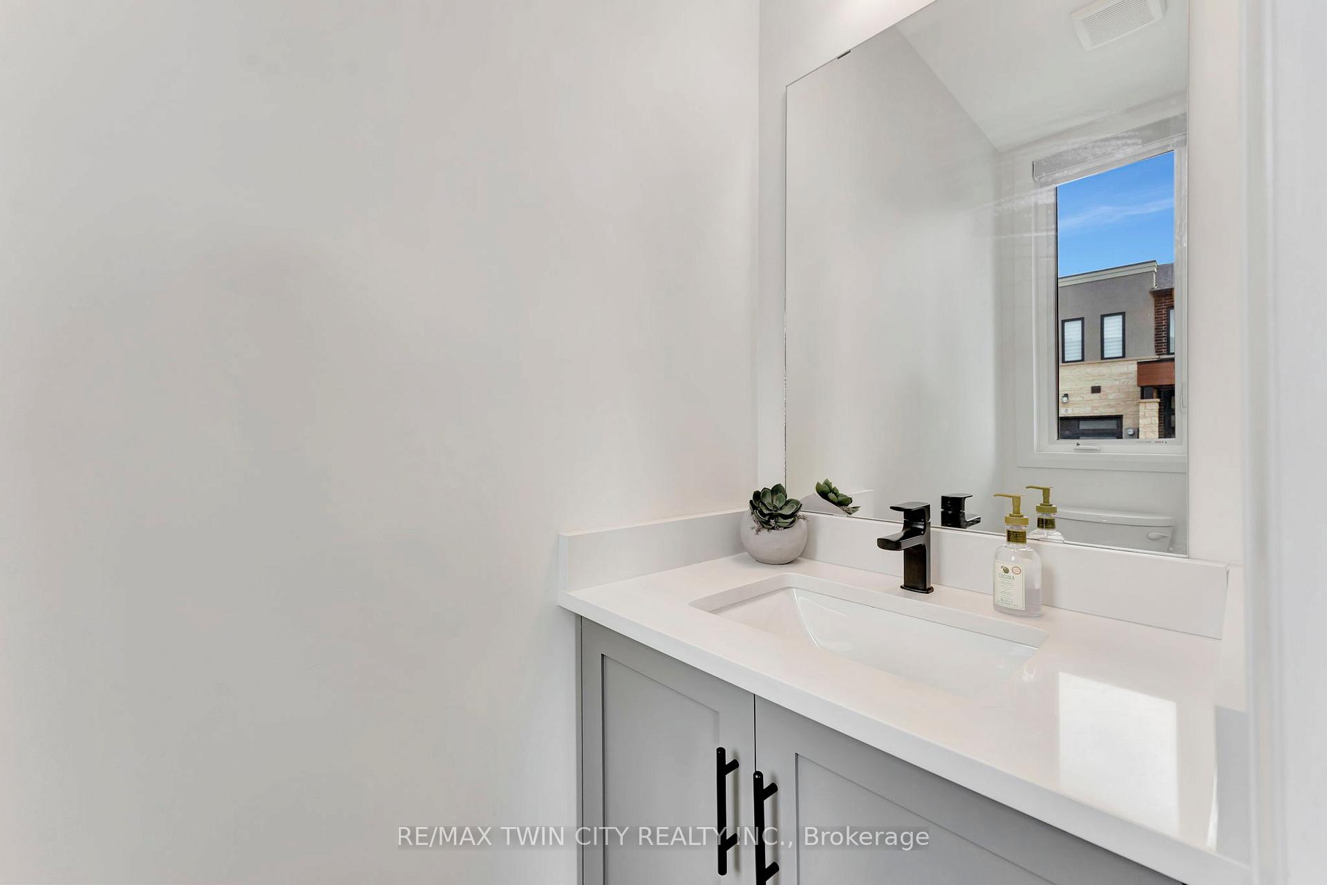 3 Bedrooms Condo at 4 Southam, Hamilton For sale