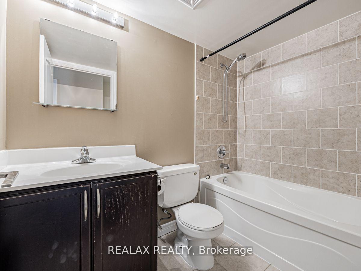 3 Bedrooms Condo at 70 Town Centre, Toronto For sale