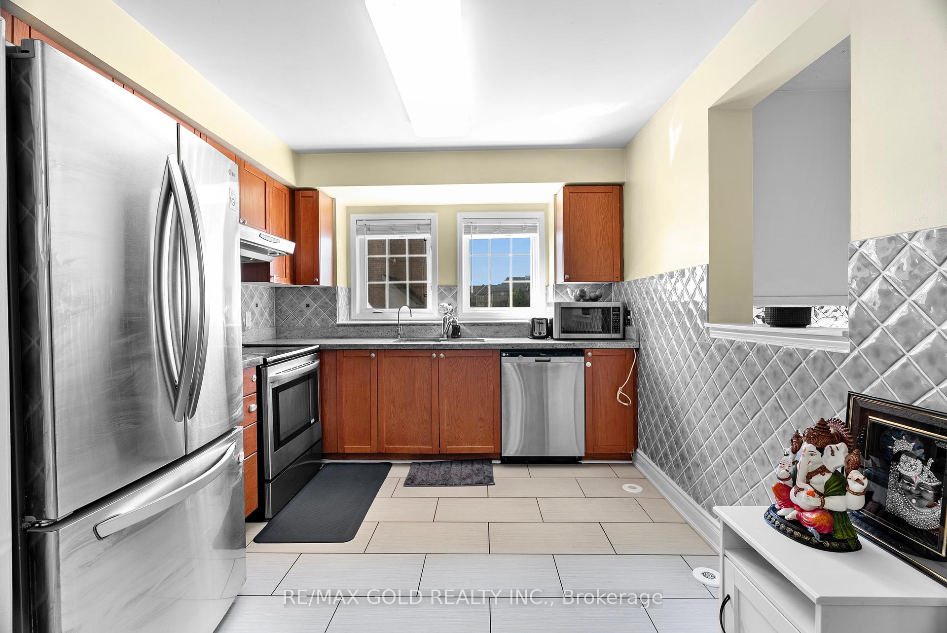 3 Bedrooms Condo at 50 Strathaven, Mississauga For sale