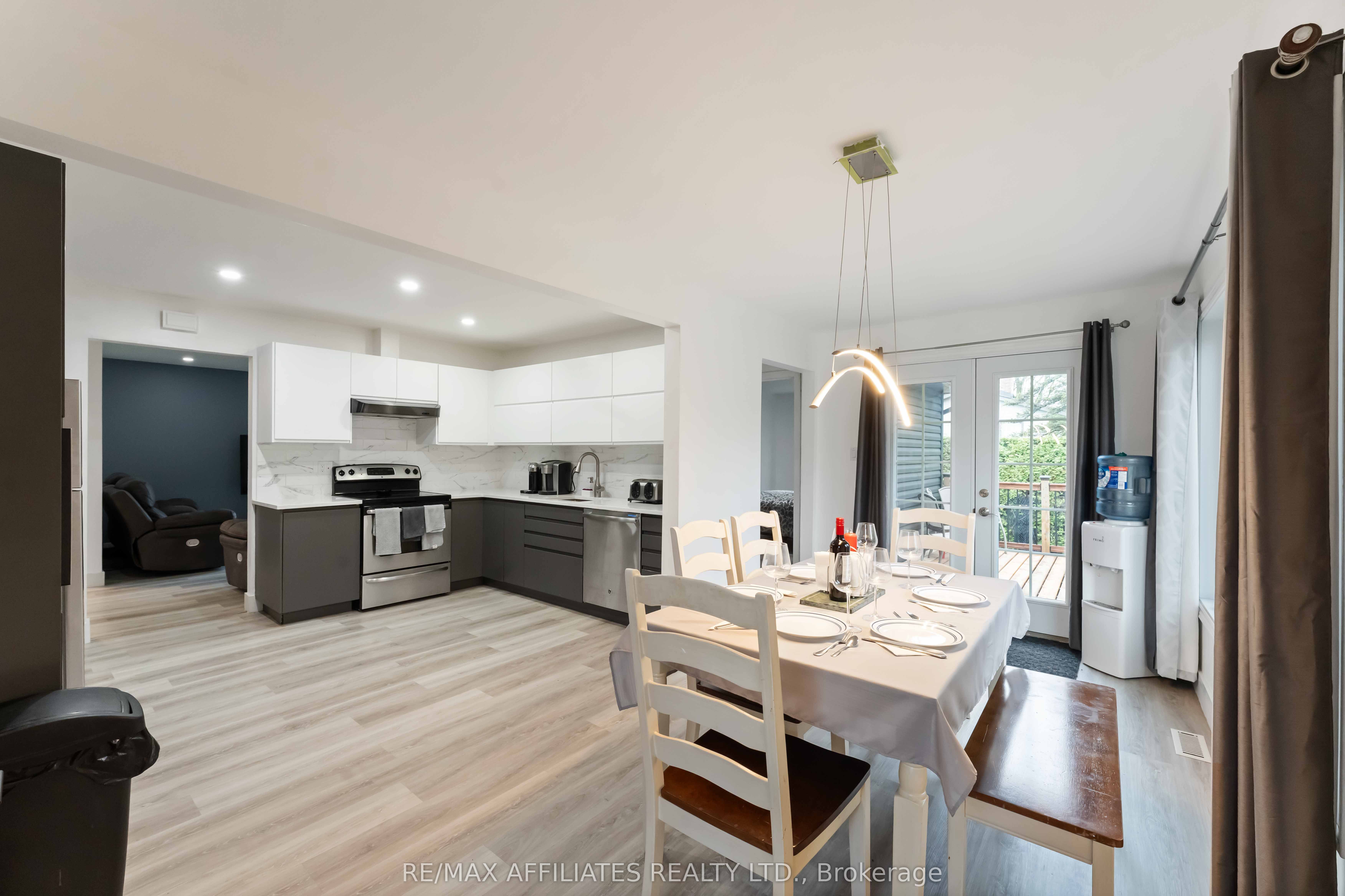 2 Teakwood Court