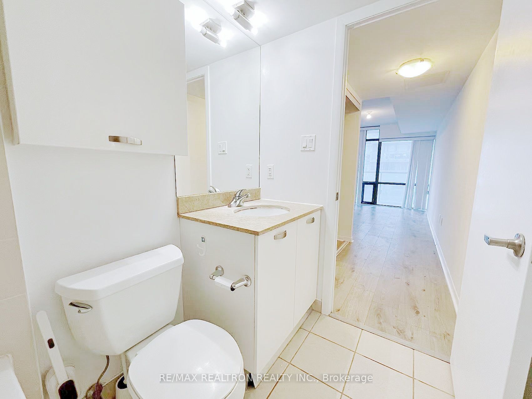 37 Grosvenor Street, #1009