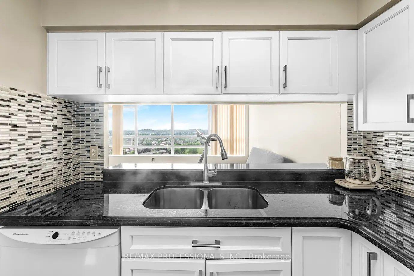 2 Bedrooms Condo at 50 Kingsbridge Garden, Mississauga For sale