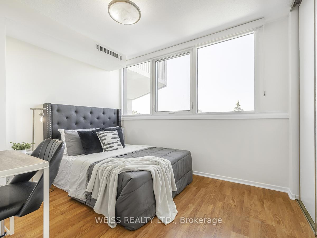 3 Bedrooms Condo at 150 Neptune,  Toronto For sale