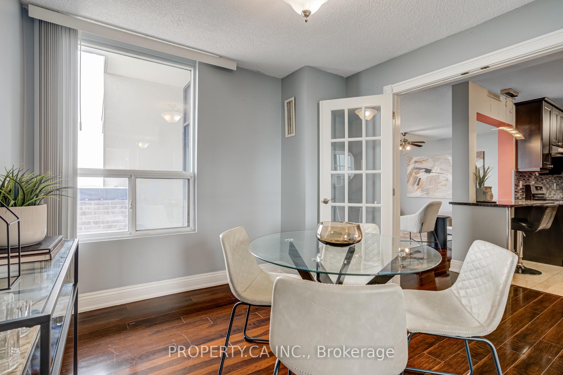 3 Bedrooms Condo at 1515 Lakeshore, Mississauga For sale